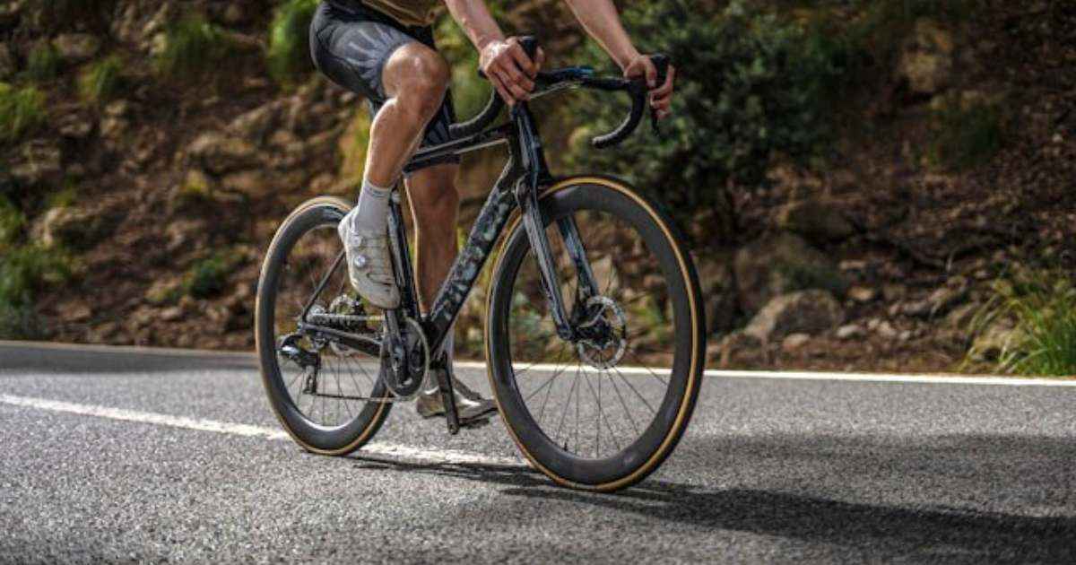 Bicicleta de carretera Winspace T1500 con ruedas de carbono Lún en montaña